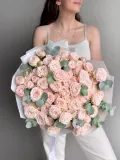 "Букет из 15 кустовых пионовидных роз с эвкалиптом" – Фото 1
