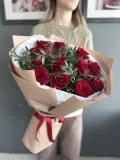 "Красные розы с веточками фисташки" – Фото 2
