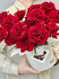 "«Нуар» композиция из 17 красных французских роз Эксплорер в шляпной коробке" – Фото 0