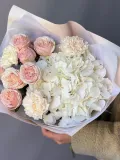 "Гортензия, кустовые розы и диантусы" – Фото 3