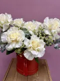"Композиция с белыми французскими розами и матрикарией" – Фото 3