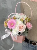 "Нежная цветочная сумочка с герберой, розой, хризнтемой, диантусами, альстромерией" – Фото 1
