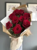 "Красные розы в крафте с добавлением веточек фисташки" – Фото 0