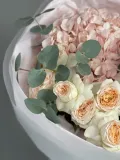"Сборный букет с гортензией и кустовыми розами" – Фото 2