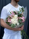 "Нежный букет альстромерий с гортензией и эвкалиптом" – Фото 2