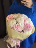 "Букет из хризантем и нежных диантусов и франкской розой" – Фото 1