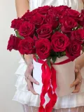 "Шляпная коробка из 25 красных роз" – Фото 4