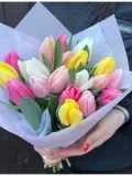 "Букет из 19 разноцветных тюльпанов на 8 марта" – Фото 1