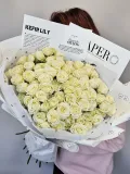"25 белых кустовых роз с оформлением" – Фото 0