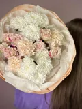 "Авторский букет с белыми хризантемами, кустовыми розами и диантусами" – Фото 2