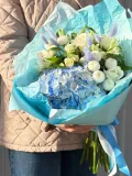 "Сборный букет с голубой гортензией" – Фото 0