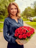 "Корзина с красными розами и фисташкой уменьшенная" – Фото 1