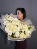 "Букет «Напоминание о лете» (Французские белые розы, ромашки, лизиантус)" – Фото 0