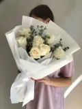 "Букет из 7 роз с добавлением эвкалипта в нежном оформлении" – Фото 0