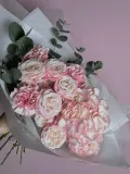 "Нежный розовый букет с пиновидными розами, гортензиями, гвоздиками" – Фото 0