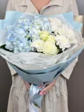 "Букет с белой кустовой розой и гортензией" – Фото 0