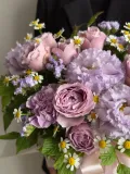 "Летняя композиция из ромашек, пионовидных кустовых роз и эустомы в шляпной коробке Б48" – Фото 3