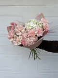 "Нежный и воздушный букет из гортензии, французских роз и диантусов" – Фото 3