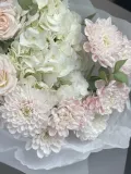 "Авторский белоснежный букет с гортензией, кустовой розой и хризантемой" – Фото 3