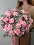 "Букет из 25 розовых диантусов с розовой гипсофилой и эвкалиптом" – Фото 0