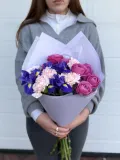 "Яркий букет с ирисами, диантусами и Пионовидной Розой" – Фото 0