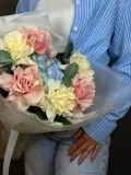 "Букет с розами и голубой гортензией" – Фото 2