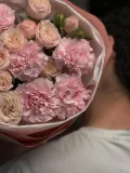 "Зефирный букет из сортовых диантусов и кустовой пионовидной розы" – Фото 3