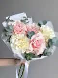"Букет белая и розовая французская роза с эвкалиптом" – Фото 1