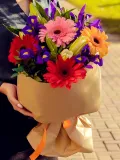 "Букет из ирисов, гербер и лилий Клумба - стандартный" – Фото 0