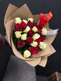 "Букет кенийских роз 19 шт, красно-белый микс" – Фото 2