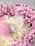 "Букет «Нежное сердце» с белыми диантусами и розовой гипсофилой" – Фото 1