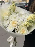 "Сборный букет из кустовых хризантем, роз и маттиолы от студии Mnogo Tsvetov " – Фото 0