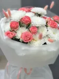 "Авторский букет из ярких кустовых роз и ажурных хризантем" – Фото 1