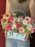 "Цветочная композиция «Дофаминовая сумочка»" – Фото 1