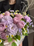 "Летняя композиция из ромашек, пионовидных кустовых роз и эустомы в шляпной коробке Б48" – Фото 1