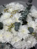 "Объемный белый букет из кустовой хризантемы, танацетума и эвкалипта" – Фото 4