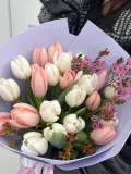 "Нежный букет из 21 тюльпана с веточками шамелатциума" – Фото 2