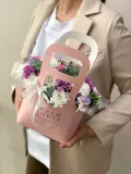 "Цветы в  розовой сумочке хризантема, гортензия и лавандовая маттиола" – Фото 0