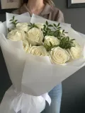 "Букет белоснежных белых роз с веточками фисташки" – Фото 1