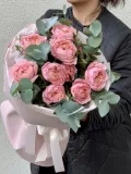 "Пионовидная кустовая роза «Джульетта» с веточками эвкалипта в стильной упаковке" – Фото 2