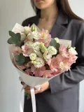 "Букет из альстромерий, эустомы и эвкалипта, букет 401" – Фото 1