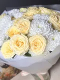 "Букет с хризантемой и кустовыми розами воздушный" – Фото 3