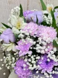 "Композиция из хризантемы, альстромерии, гипсофилы и хлопка в шляпной коробке Цветочный вальс " – Фото 2