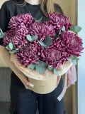 "Композиция с сезонными хризантемами и эвкалиптом" – Фото 0