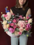 "Корзина с цветами «Царица» с розами и дельфиниумом " – Фото 2