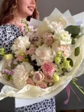 "Ажурный букет с пионовидными розами и ароматной маттиолой" – Фото 0