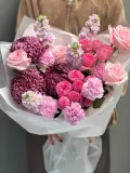"Авторский букет с маттиолой и кустовыми пионовидными розами" – Фото 1