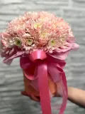 "Композиция в шляпной коробке из нежной Хризантемы " – Фото 5
