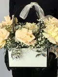 "Композиция с французскими розами и гипсофилой «Солнечный день»" – Фото 0