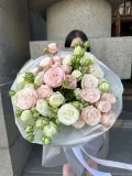 "Букет из белых и розовых кустовых роз" – Фото 2